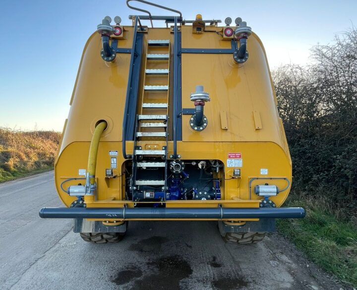 Bell B30E 27000L Water Tank - Articulated dump trucks