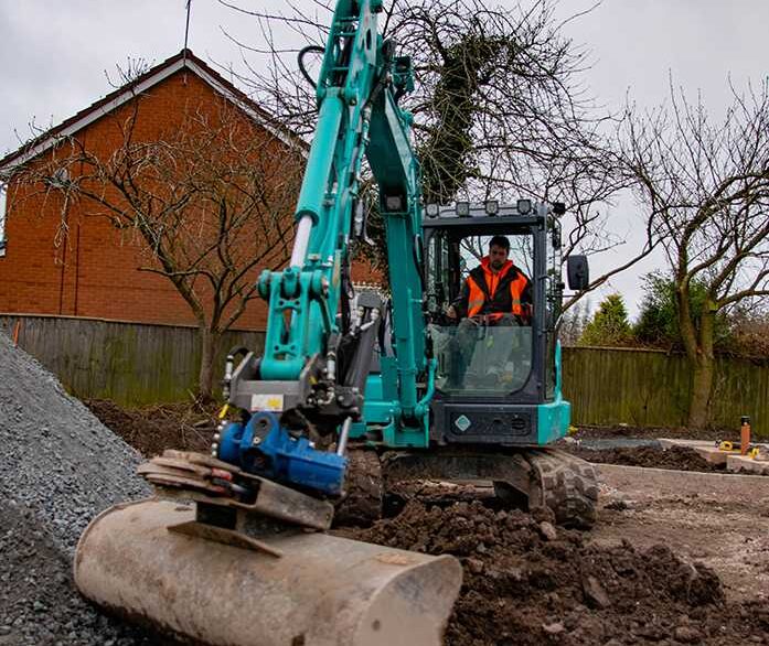 Kobelco SK28SR-6 working