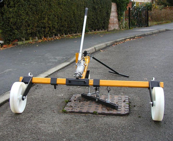 Probst Hydraulic Manhole Cover Lifter - Handling & Laying