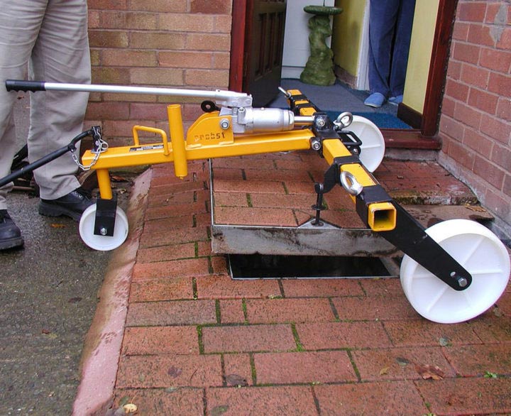 Probst Hydraulic Manhole Cover Lifter